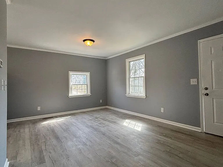 186 Home St — Photo 2