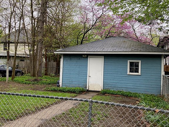 3rd image of 1084 Woodward Ave