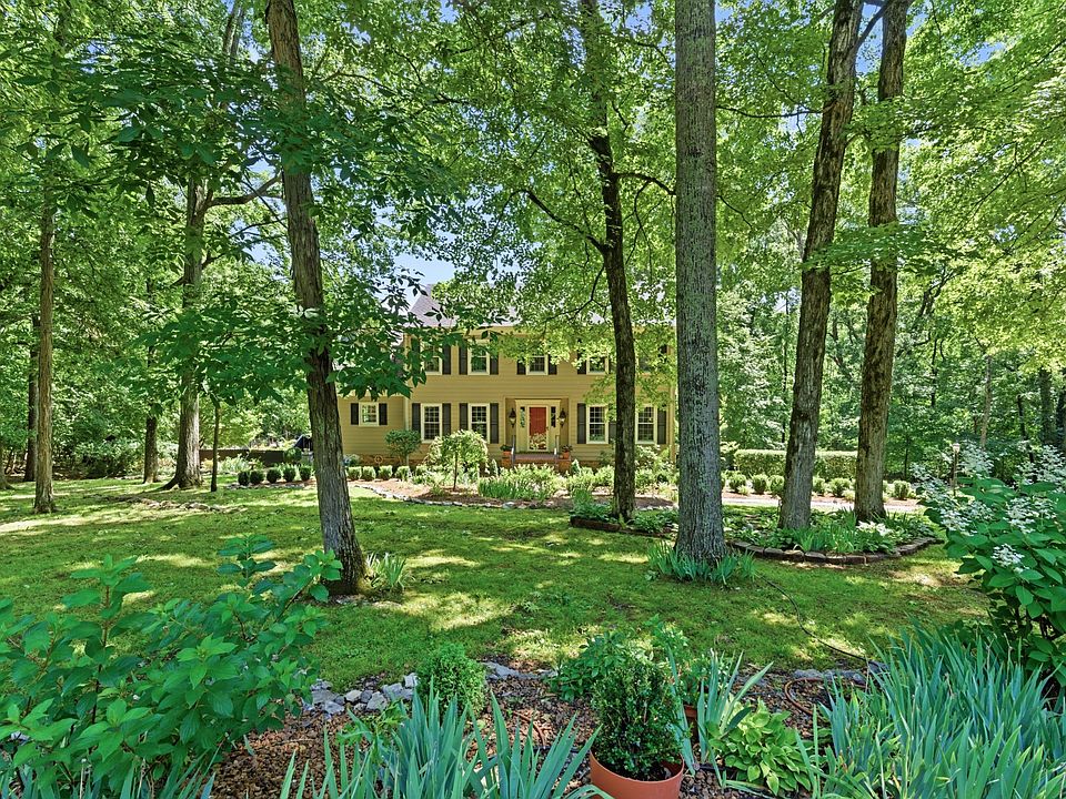 1st image of 547 Lakeshore Dr