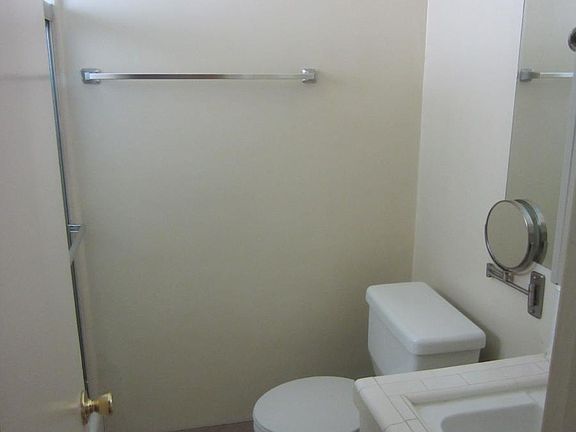 4th image of 929 N Genesee Ave APT 5