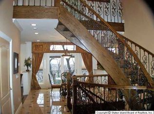 1 Seven Gables Rd, Staten Island, NY 10304