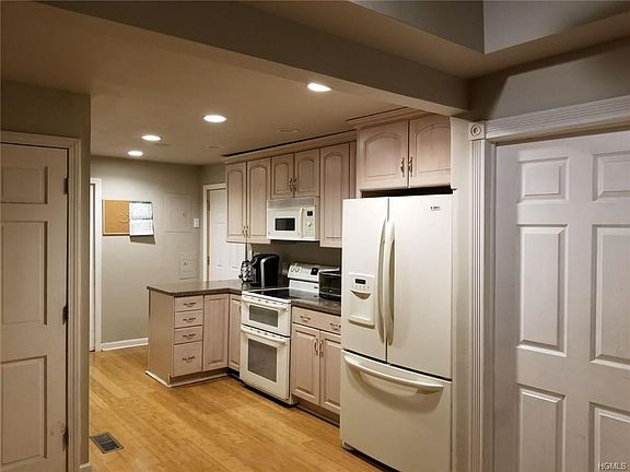 5th image of 16 Yonkers Pl