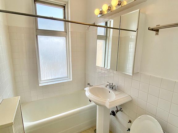 5th image of 415 W Fullerton Ave #1602