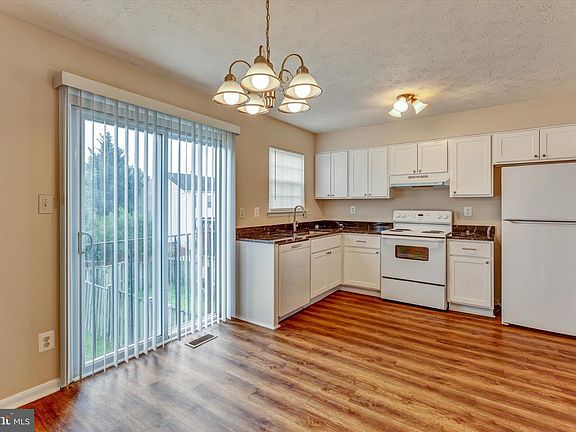 5th image of 73 Chelmsford Ct