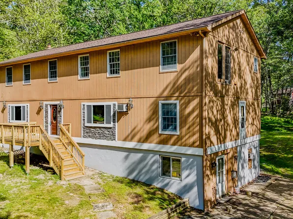 126 Fawn Lake Dr, Hawley, PA 18428