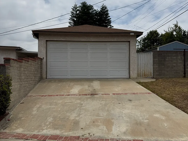 2333 Woods Ave — Photo 10