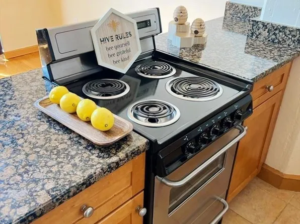 12 Stoneholm St APT 527, Boston, MA 02115