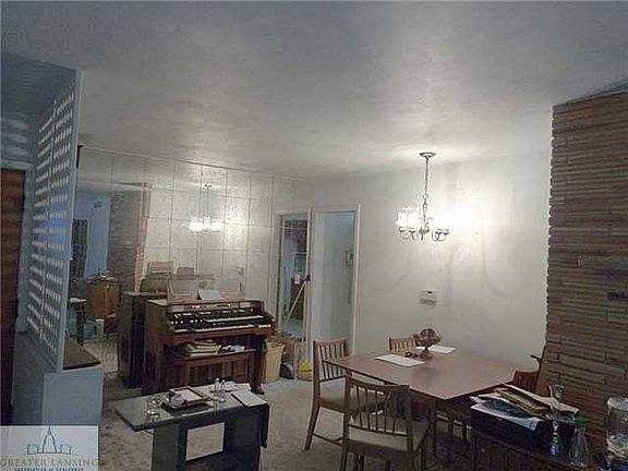 3rd image of 2021 W Hillsdale St
