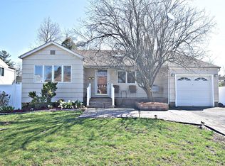 6 Gary Rd, Syosset, NY 11791