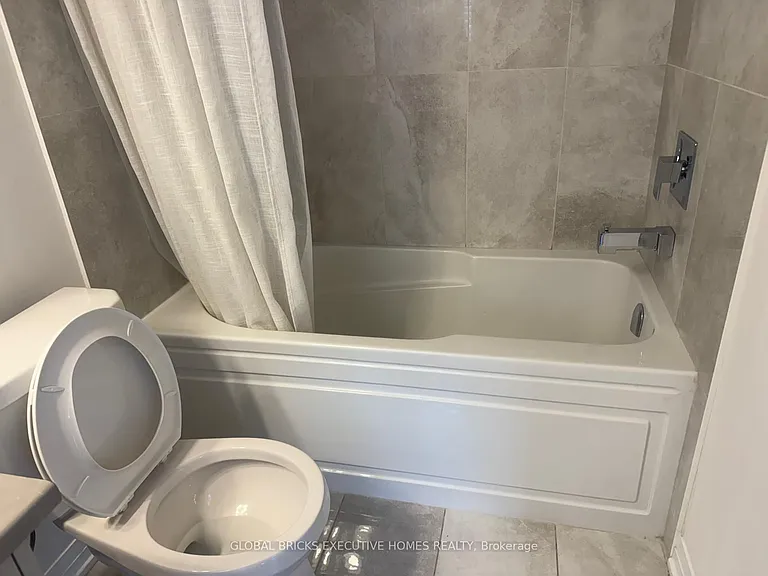 42 Ambereen Pl E — Photo 46