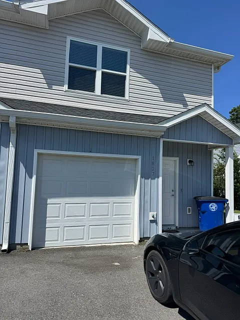 3 bed, 1440 sqft, $1,900 — Photo 1