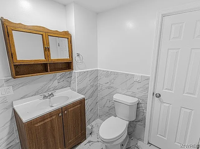 2 bed, 1.0 bath, 4125 sqft, $1,300 — Photo 2