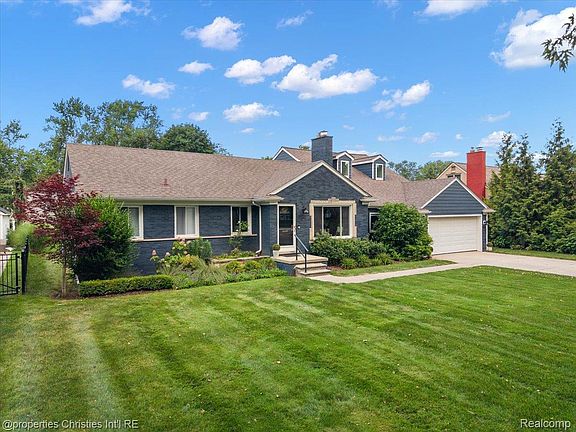 3rd image of 18244 Beverly Rd