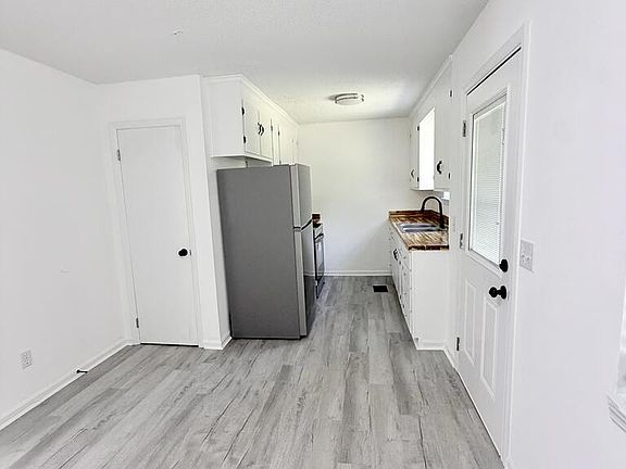 3rd image of 208 Arrowhead Dr