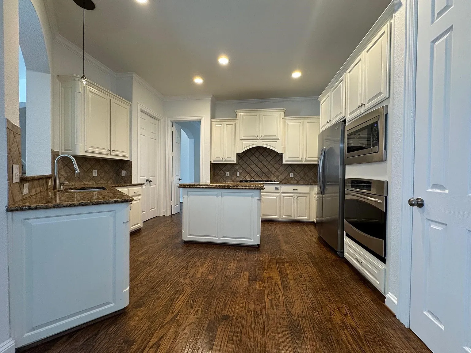 4 bed, 3.5 bath, 3235 sqft, $3,800 — Photo 3