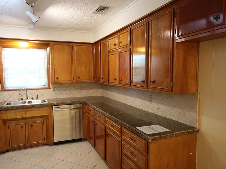 1536 Crockett Dr — Photo 9