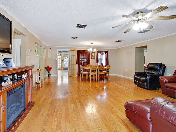 3rd image of 130 Vivian St