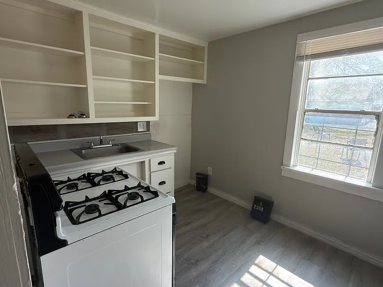2304 Avenue V — Photo 3