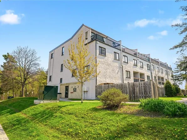 1066 Falgarwood Dr #154, Oakville, ON L6H 2P3
