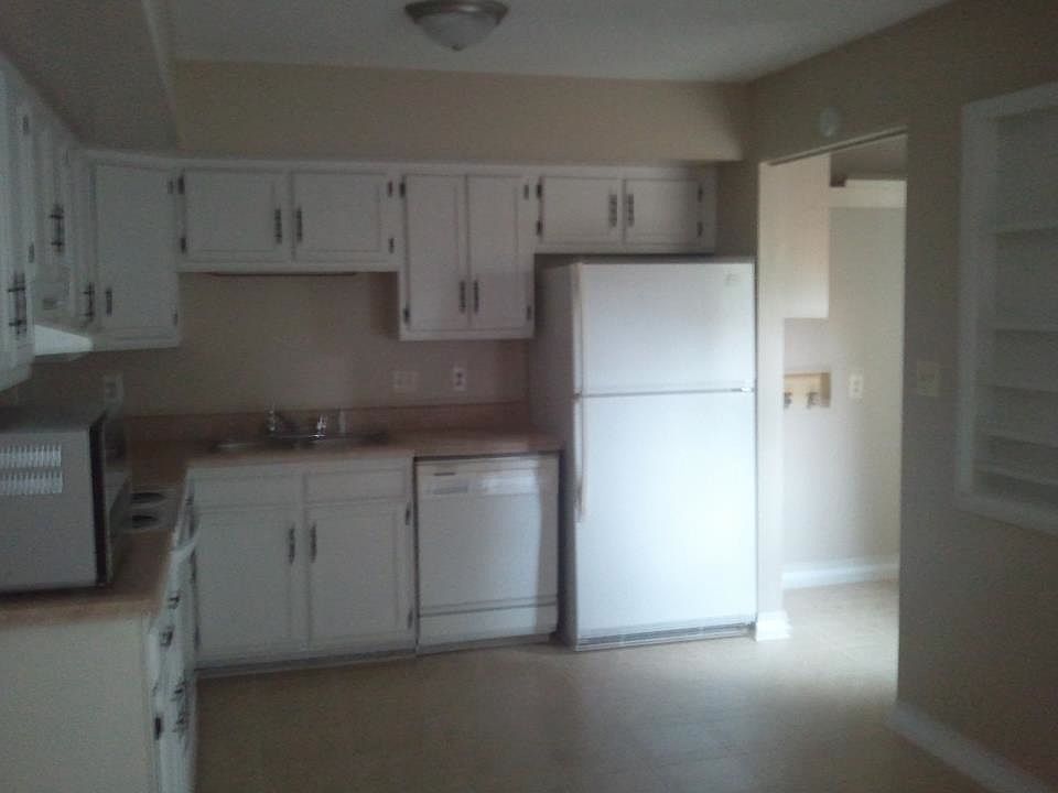 2nd image of 610 Myrtlewood Cir