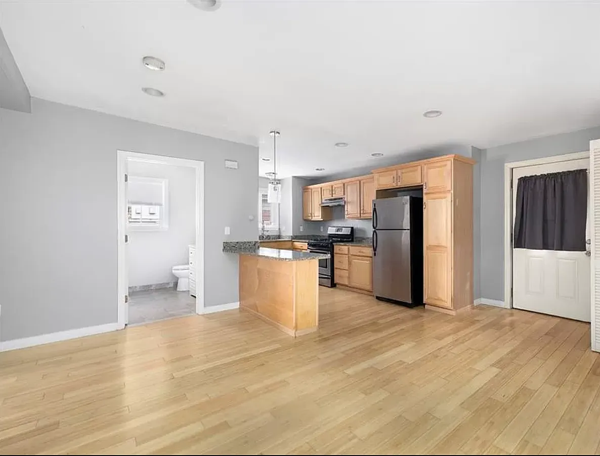 2 bed, 950 sqft, $2,200 — Photo 2