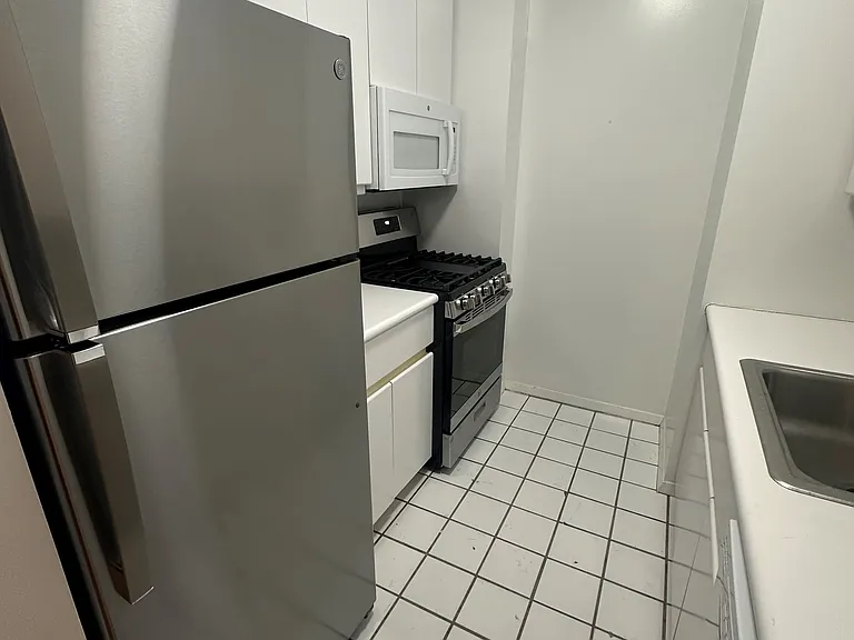 200 E 69th St #8J — Photo 3