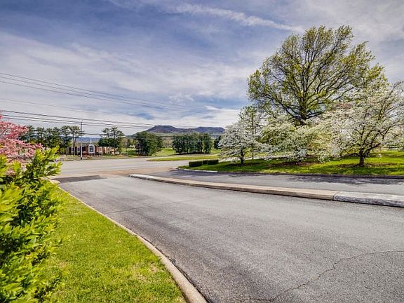 4th image of 202 University Pkwy #2