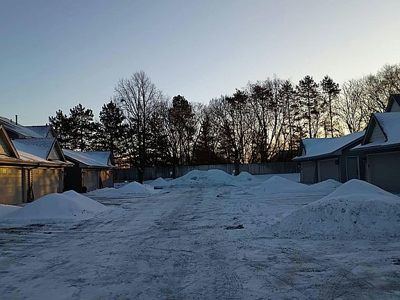 4th image of 8822 Cottonwood Ln N