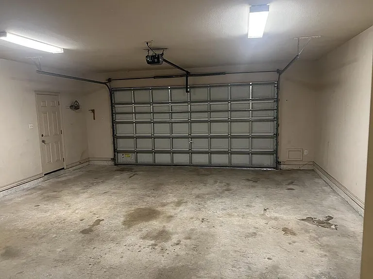 1033 Redwood Ave — Photo 14