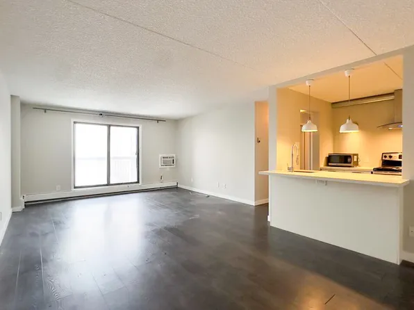 77 Edmonton St #1002, Winnipeg, MB R3C 4H8