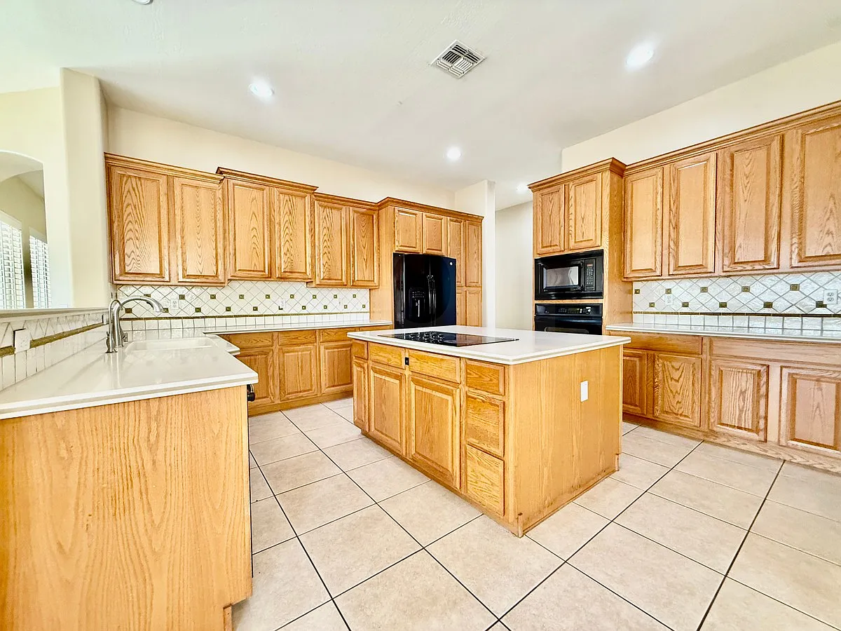 3 bed, 3.0 bath, 2909 sqft, $3,449 — Photo 4