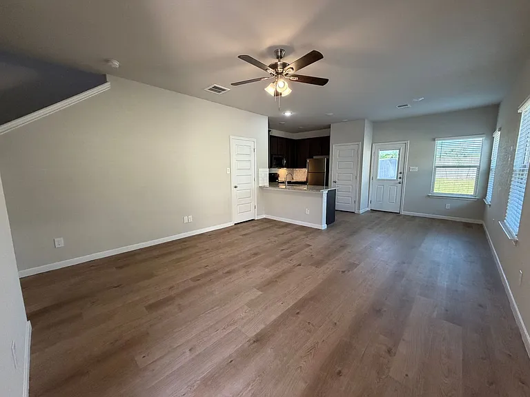 466 Emma Dr — Photo 4