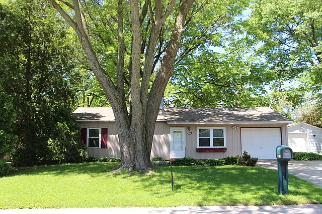 1307 Maplepark Dr photo 1