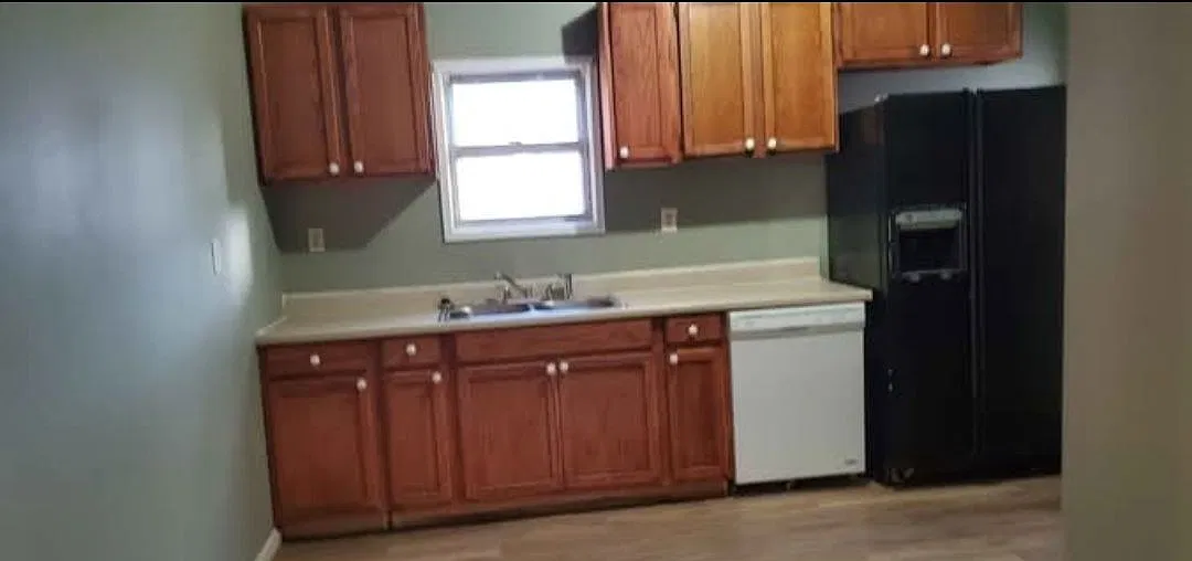 3 bed, 1.0 bath, 1200 sqft, $975 — Photo 2