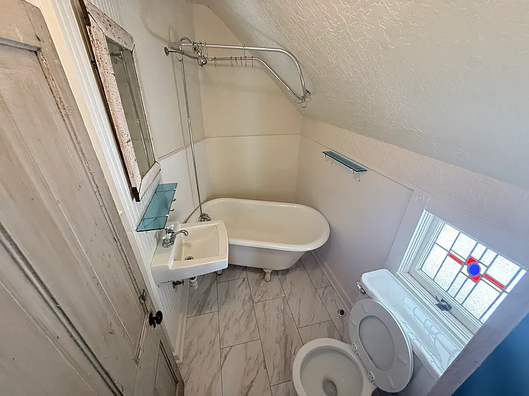 206 S Flood Ave #C — Photo 8