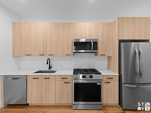 4th image of 275 Nassau Ave #2