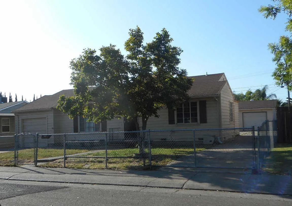 2450 E Park St photo 1
