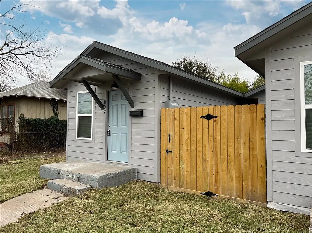 1 bed, 1.0 bath, 600 sqft, $895 — Photo 2