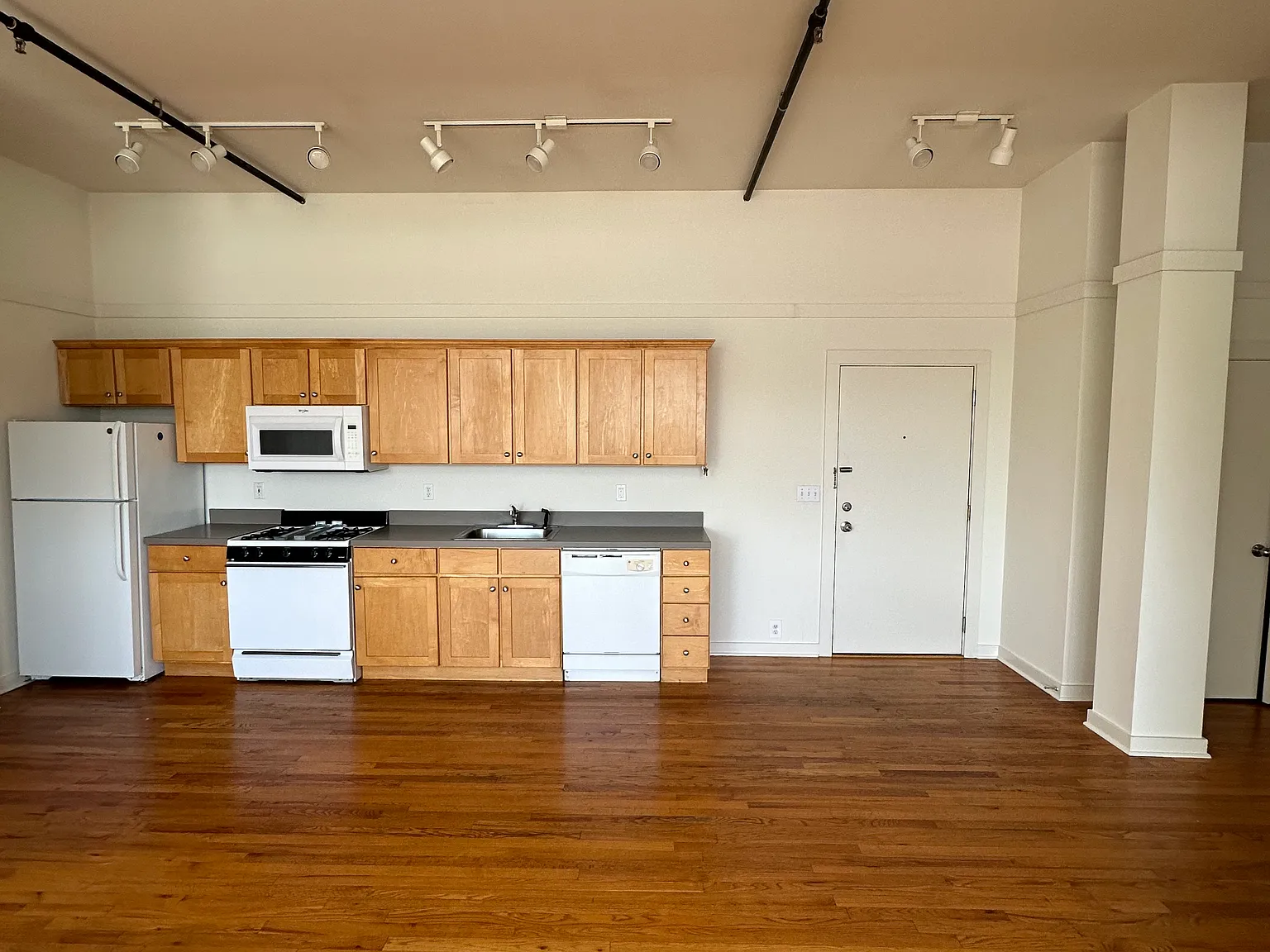 2 bed, 1000 sqft, $3,925 — Photo 1