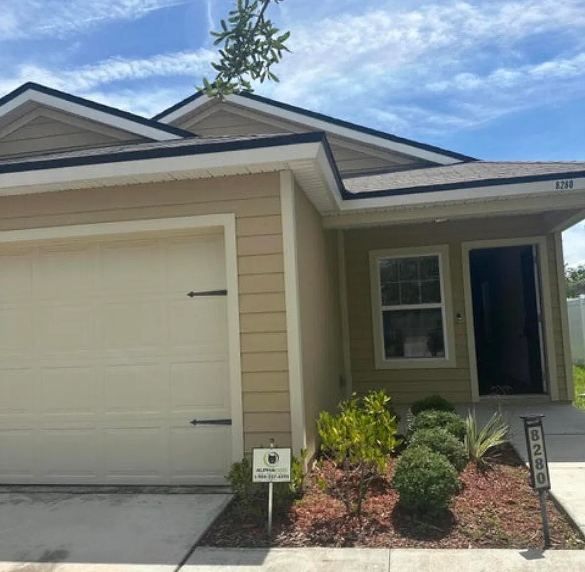 3 bed, 2.0 bath, 1420 sqft, $2,095 — Photo 1