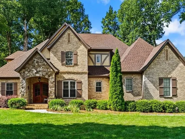 2 Whaton Oaks Ct, Greensboro, NC 27408