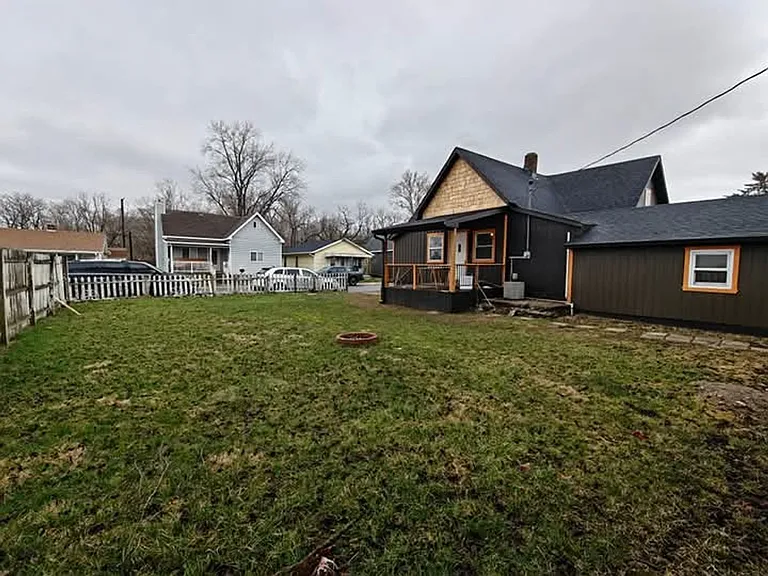 817 Indiana Ave — Photo 4