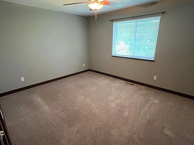 3302 White Oak Ln — Photo 4