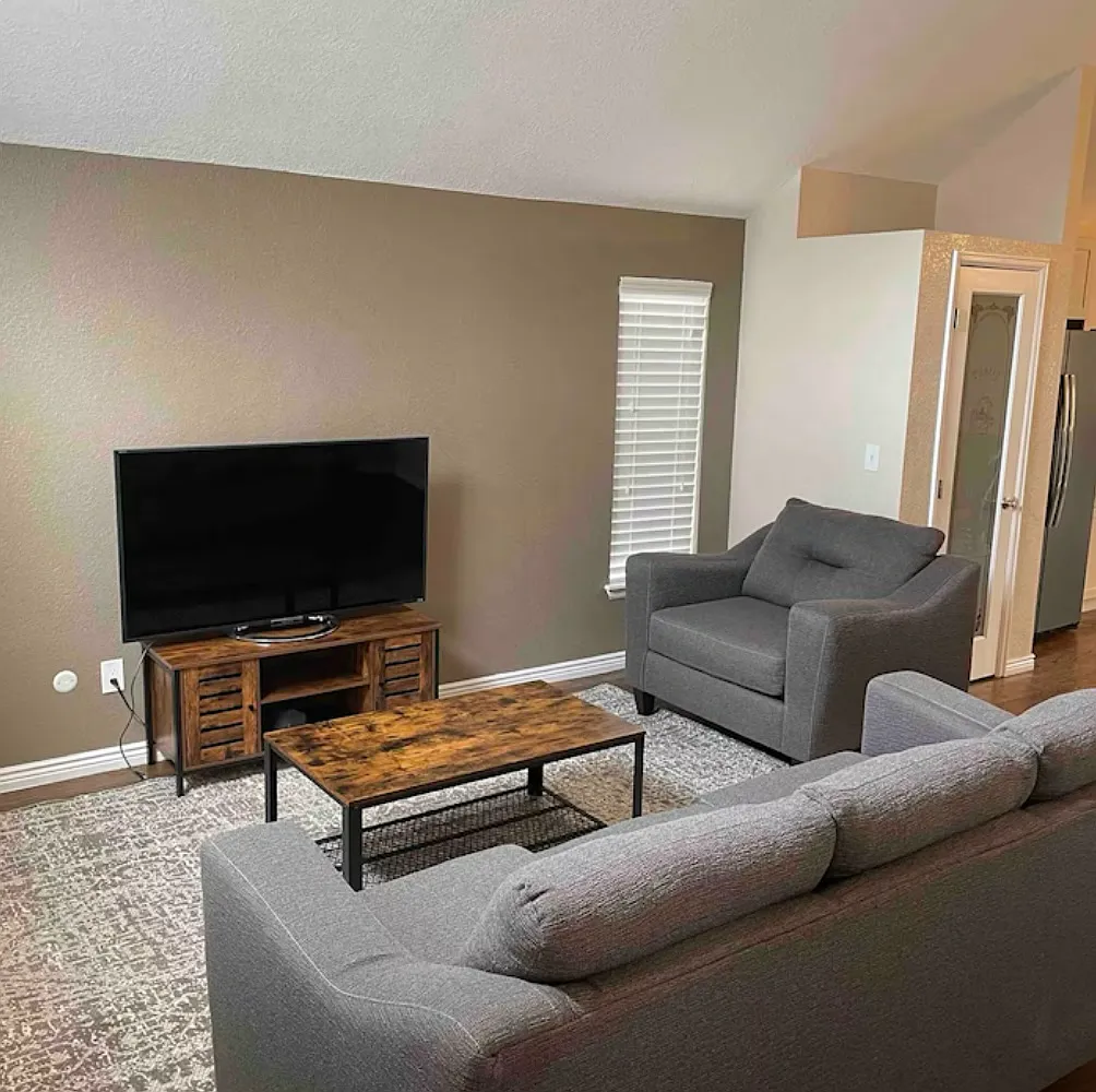 3 bed, 1351 sqft, $3,200 — Photo 2