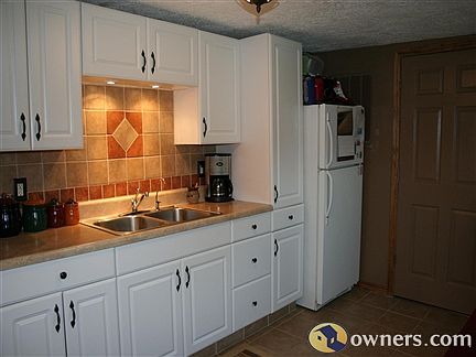 Kitchen w/tile backsplash
