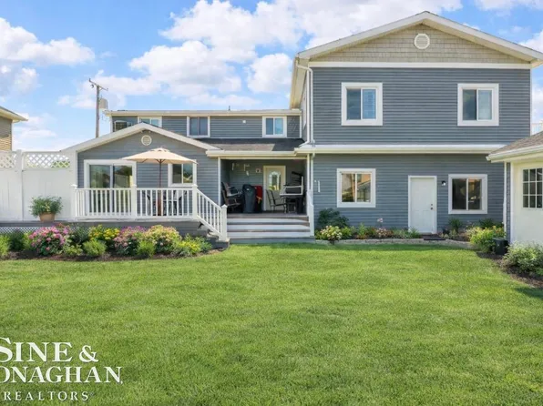 7846 Stark Dr, Clay, MI 48001