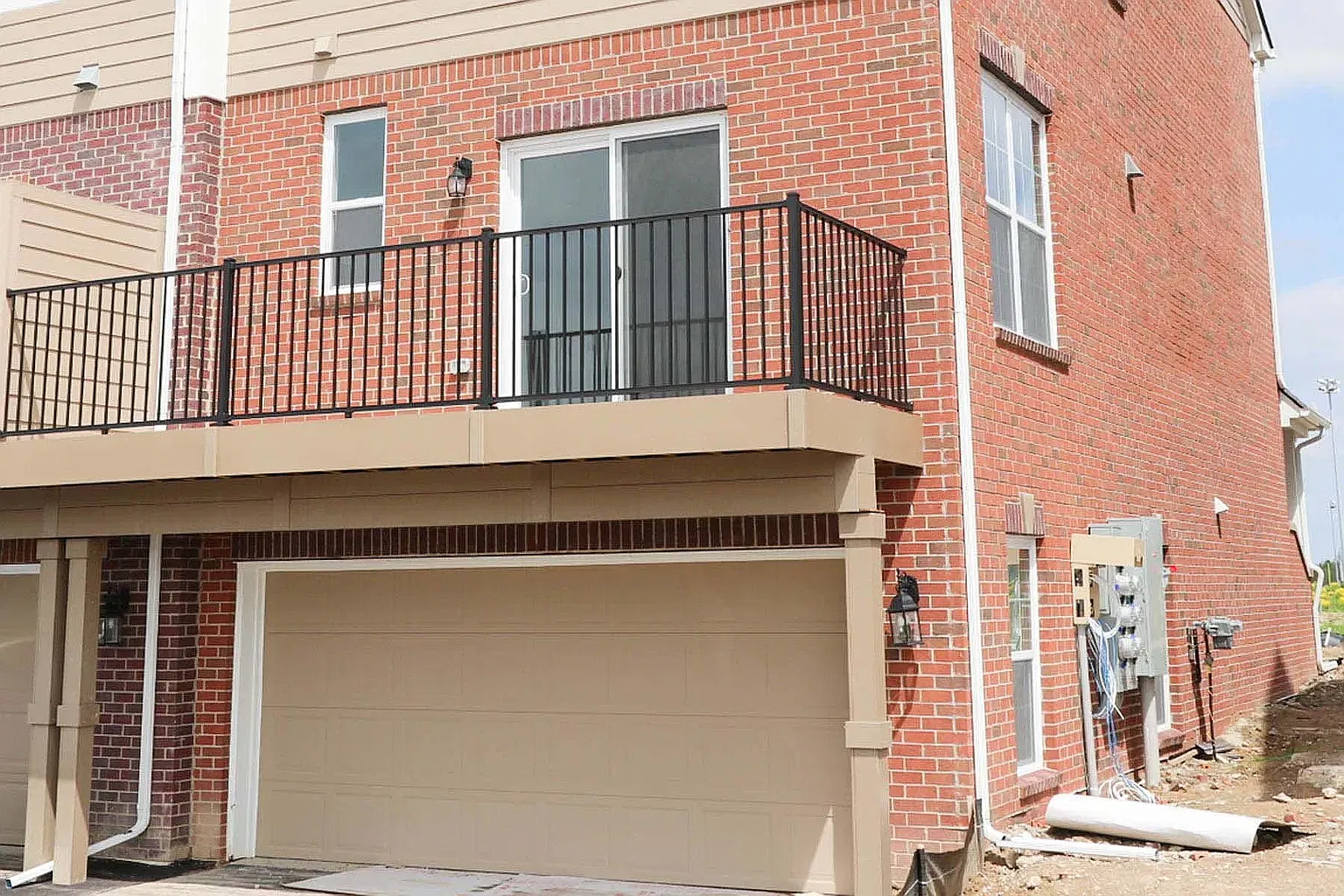 3 bed, 3.5 bath, 2081 sqft, $3,300 — Photo 2