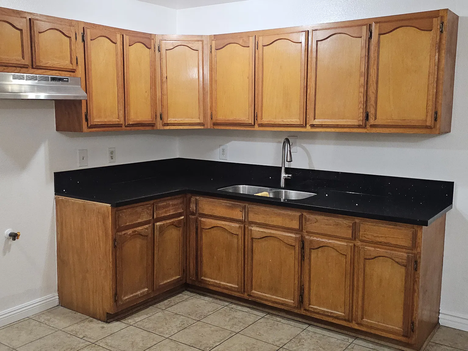 3 bed, 750 sqft, $2,800 — Photo 2