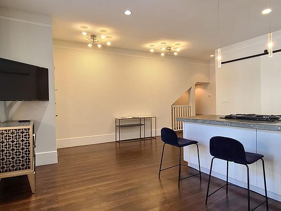 4th image of 2835 Sacramento St