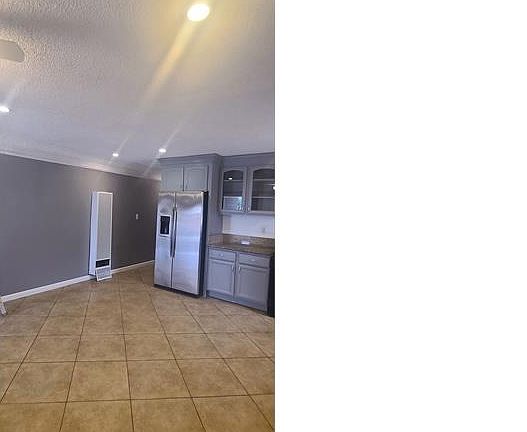 2nd image of 464 W 41st Pl